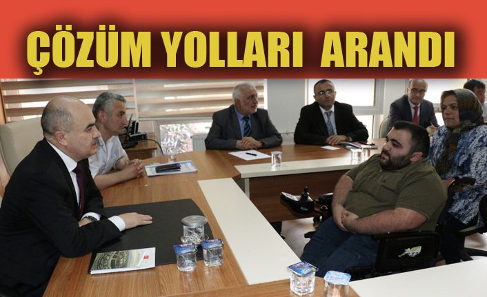 GEN�L�K MECL�S� VEK�LLERLE BULU�UYOR