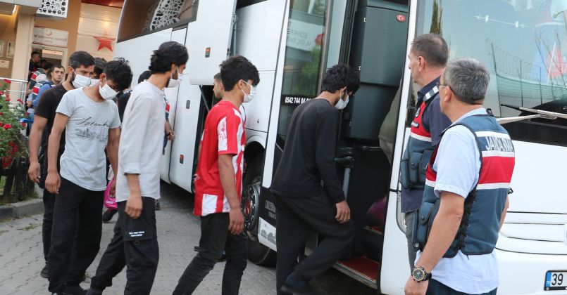 Edirne'de 227 Afgan göçmen sınır dışı edilmek üzere İstanbul'a gönderildi