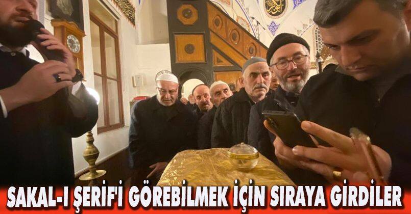 Sakal-ı Şerif'i görebilmek için sıraya girdiler