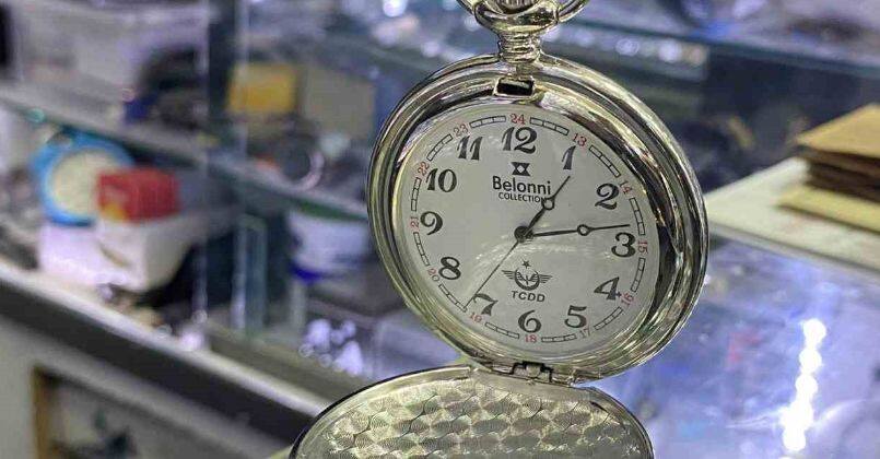 Köstekli saatler zamana direniyor