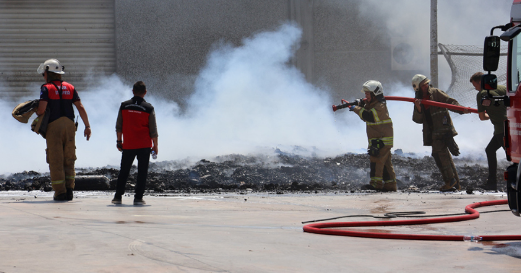 İzmir’deki yangında 3 fabrika, 5 araç zarar gördü