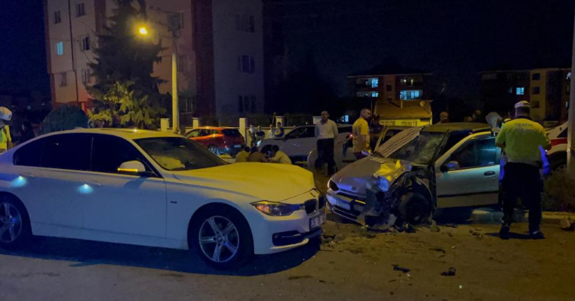 İki otomobilin kafa kafaya çarpıştığı kaza kamerada: 1 ölü, 5 yaralı