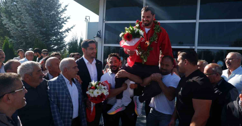 Olimpiyat şampiyonu İbrahim Bölükbaşı, memleketi Erzurum’da omuzlarda karşılandı