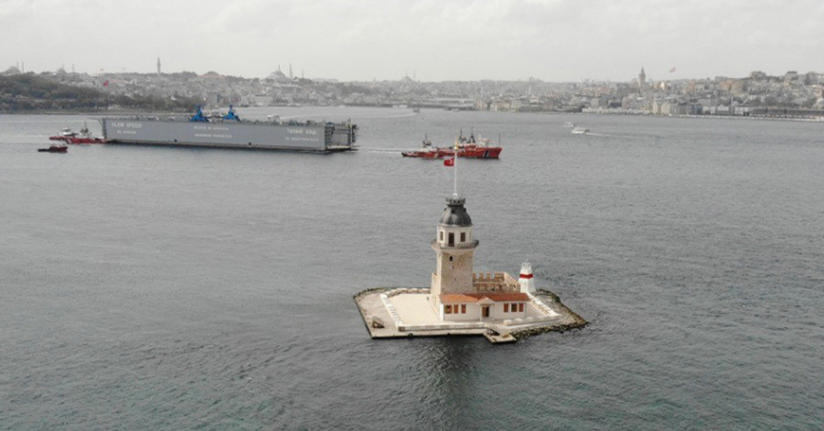 İstanbul Boğazı’ndan geçen yüzer havuz havadan görüntülendi