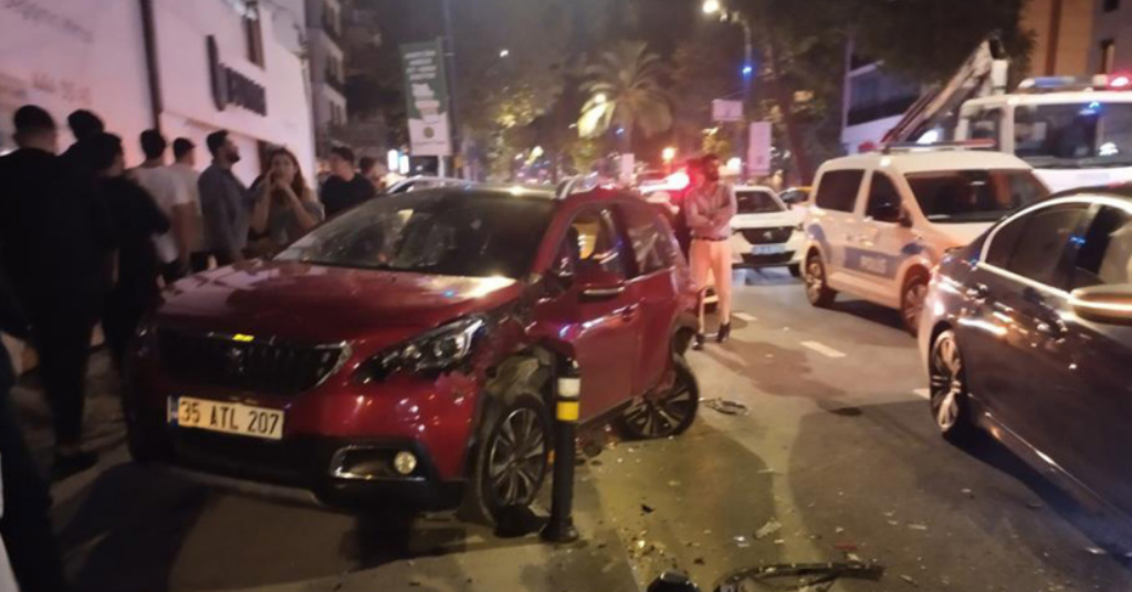 Kadıköy’de kontrolden çıkan otomobil park halindeki araçlara çarptı: 4 yaralı