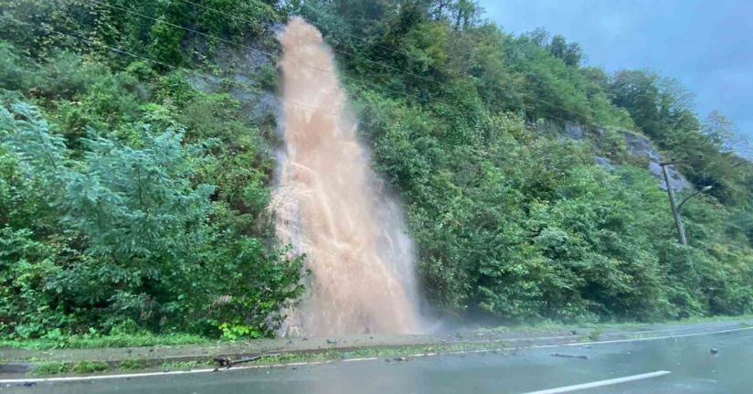 Şiddetli yağışlar Artvin’in Hopa ve Arhavi ilçelerinde etkili oluyor