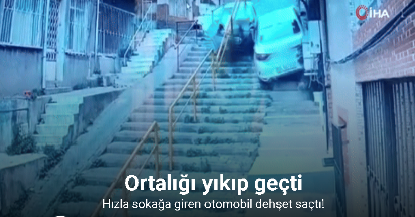 Hızla sokağa giren otomobil ortalığı yıkıp geçti