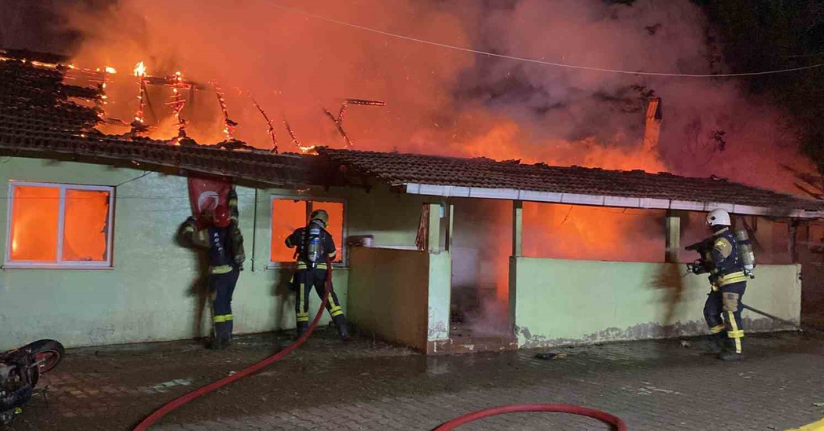 72 yaşındaki annesinin ilişkisi olduğunu düşünerek, içinde bulunduğu evi yakmış