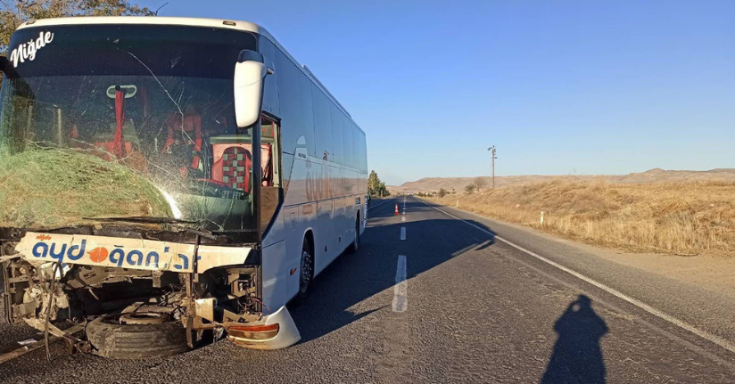 Niğde’de yolcu otobüsü ile otomobil çarpıştı: 1 ölü, 3 yaralı