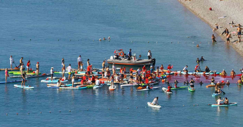 Antalya’da dalgıçlar denizde dev Türk bayrağı açtı