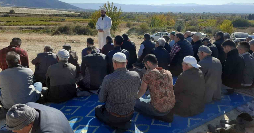 Manisa’da vatandaşlar yağmur duasına çıktı