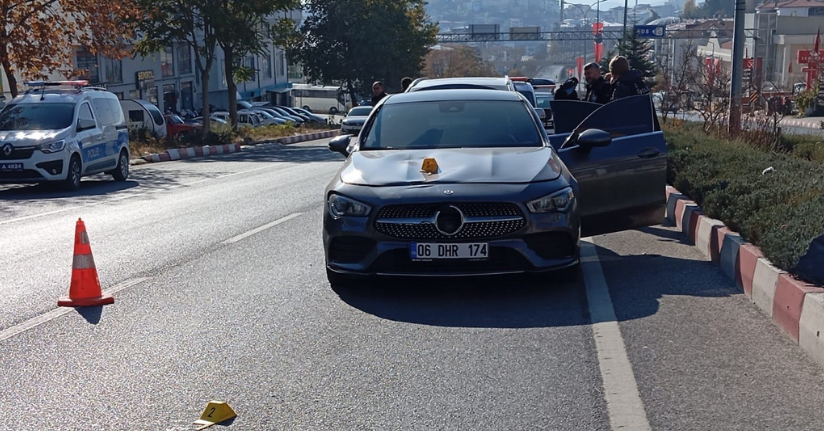 Bilecik’te otomobilin çarptığı yaşlı kadın bir yana, elindeki çantası bir yana savrulurken, kadın hayatını kaybetti