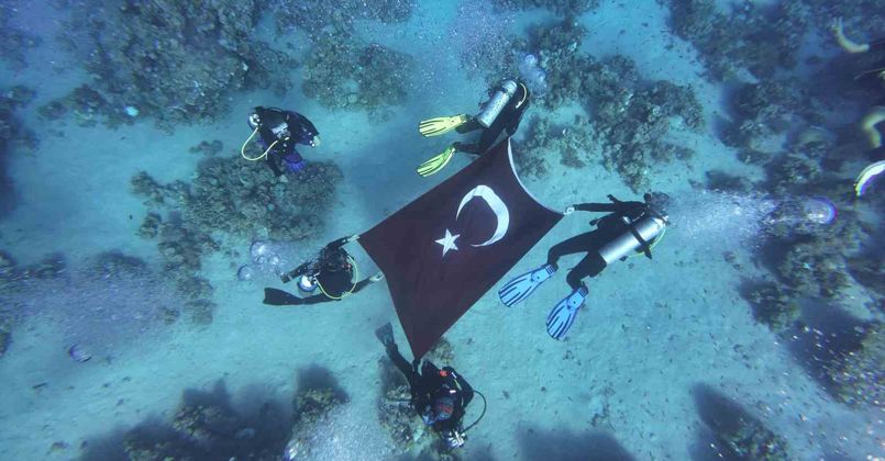 Mısır’a gidip Türk bayrağını saat 09.05’te suyun altında dalgalandırdılar