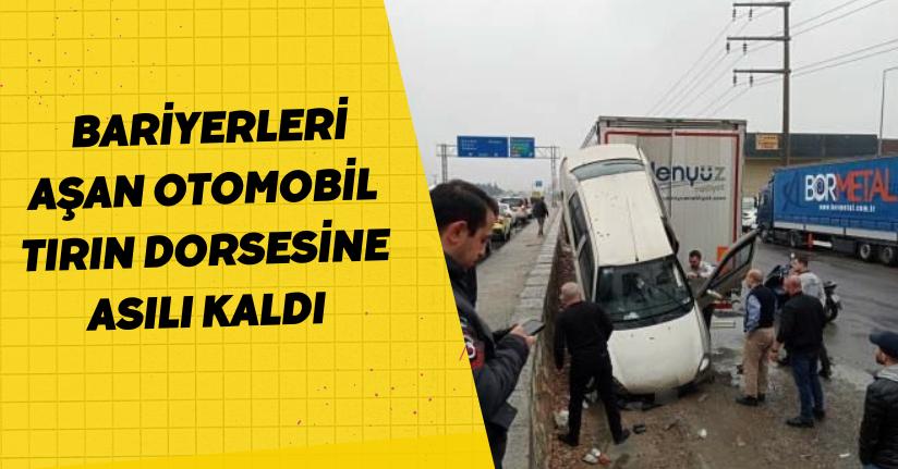 Bariyerleri aşan otomobil, tırın dorsesine asılı kaldı