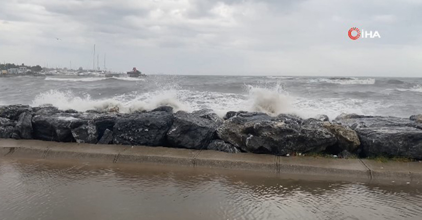 Kadıköy’de dev dalgalar sahile taştı