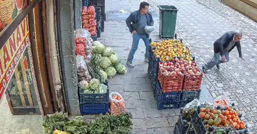 Diyarbakır’da kaldırımda yürüyen adamın kalp krizi geçirme anı kameraya yansıdı