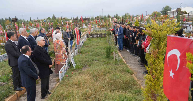 Depremde hayatını kaybeden öğretmenler için dua edildi