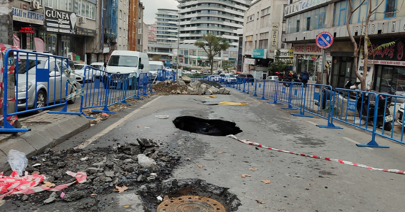 Güngören’de çöken yol hala trafiğe açılmadı, esnaf mağdur oldu