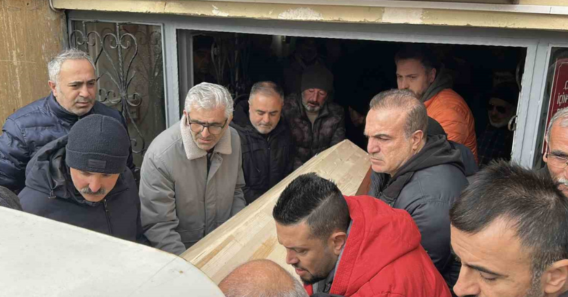 Aile içi cinayete kurban giden anne ve oğlunun cenazeleri yakınlarına teslim edildi