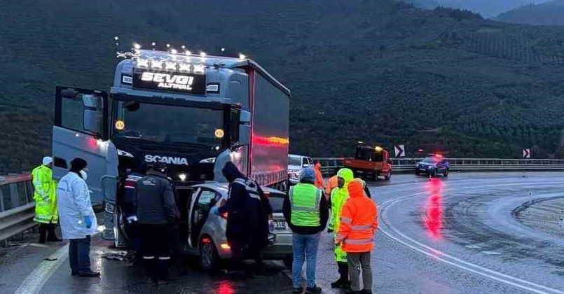 Tır ile otomobil kafa kafaya çarpıştı: 1 ölü, 2 yaralı