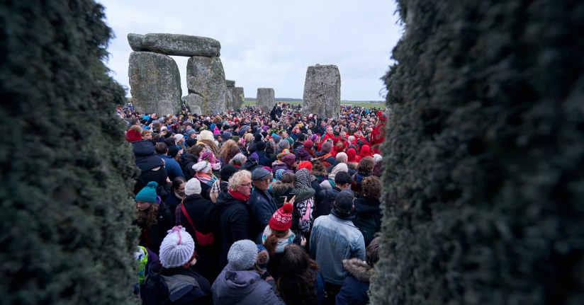 Stonehenge'de binlerce kişi kış gün dönümünü kutladı