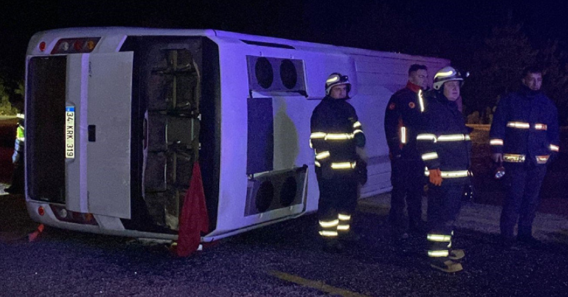 Kastamonu’da midibüs devrildi: 24 yaralı