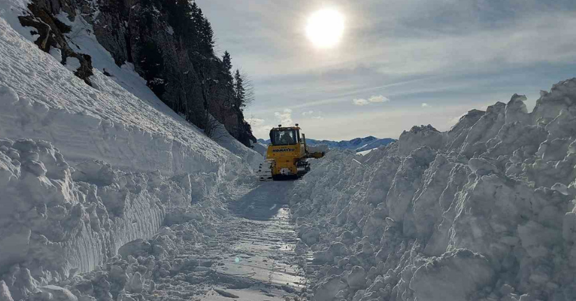 Macahel Geçidi’nde yol açma çalışmaları 10 gündür devam ediyor