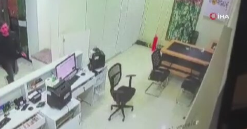 Adana’da döviz bürosunda silahlı soygun ve rehin alma anı kamerada