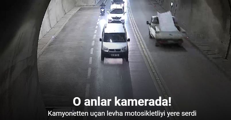 Kamyonetten uçan levha motosikletliyi yere serdi: O anlar kamerada