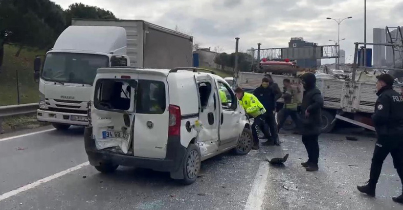 TEM otoyolu Haramidere bağlantısında 6 araçlı zincirleme kaza: 8 yaralı