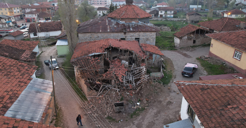 5,6’lık depremin merkez üssü Buğdaylı köyünde yaralar sarılıyor