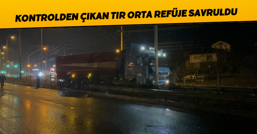 Kontrolden çıkan tır orta refüje savruldu