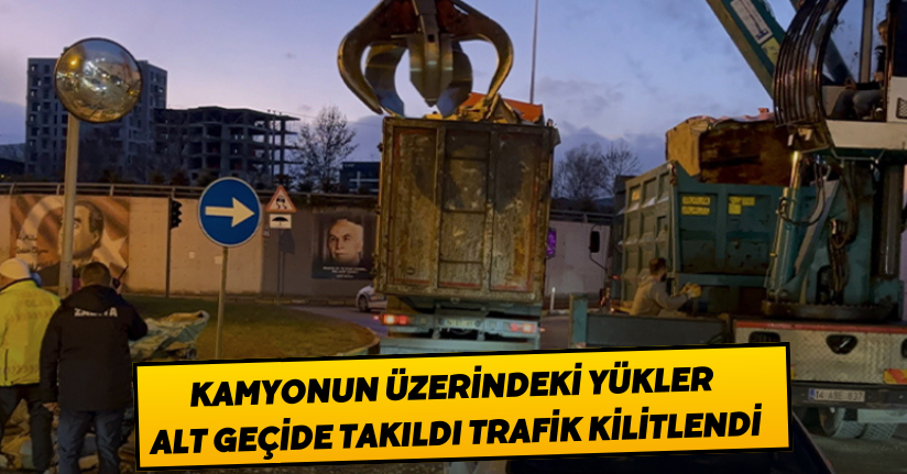 Kamyonun üzerindeki yükler alt geçide takıldı: Trafik kilitlendi