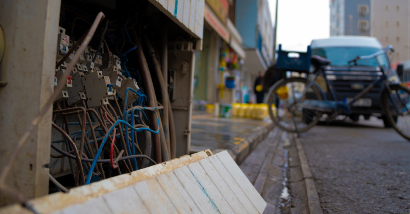 Dicle Elektrik’in kapakları açık elektrik panoları tehlike saçıyor