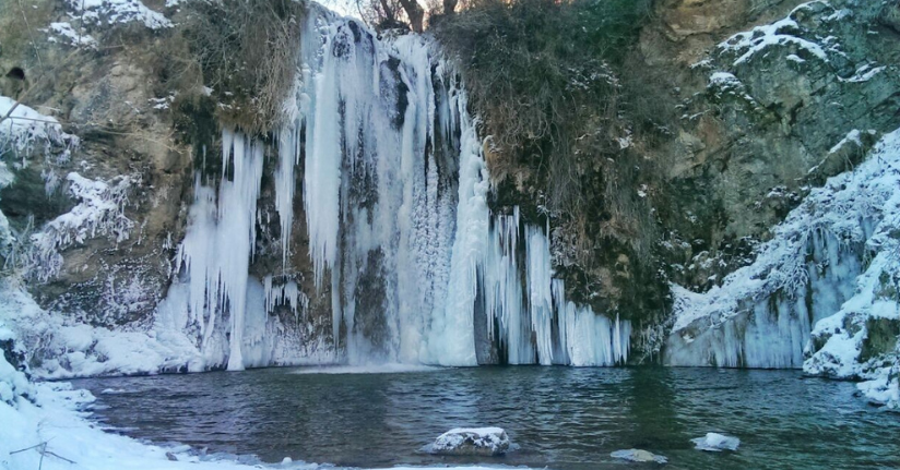 Buz sarkıtlarının uzadığı Sırakayalar Şelalesi kışın büyülüyor