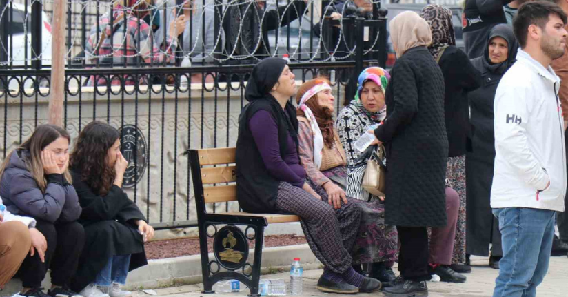 Denizli’de işçi servisi kazasında hayatını kaybedenlerin acılı aileleri adli tıp önünde cenazeleri almayı bekliyor