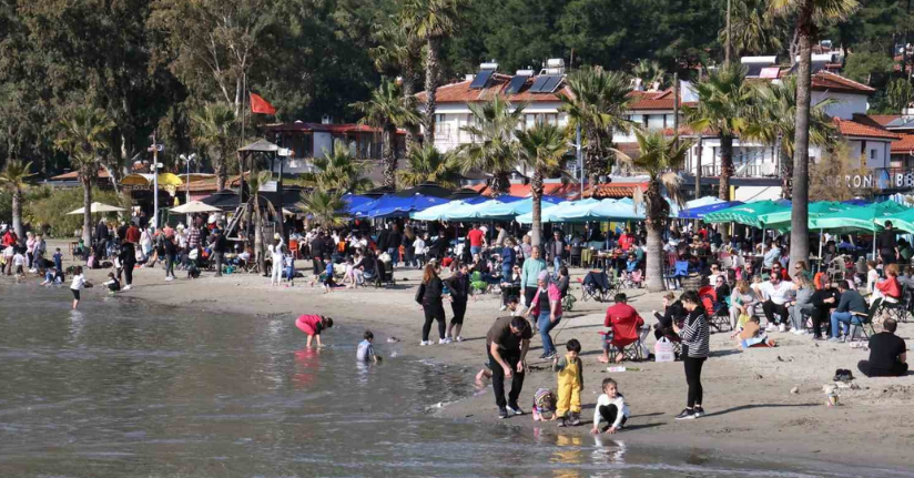 Akyaka’da yazdan kalma gün yaşandı, sahiller doldu taştı