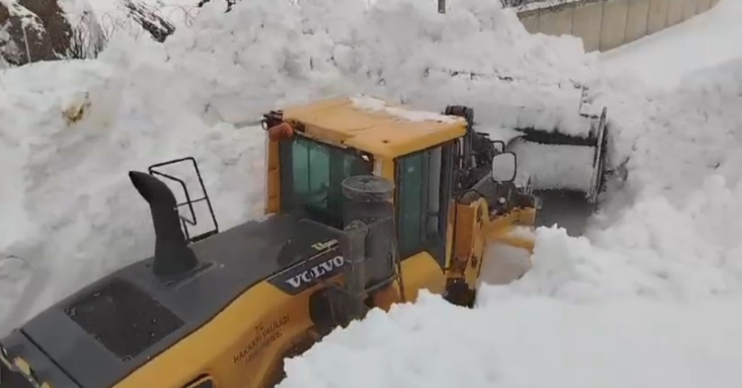 Yüksekova’da 3 metreyi geçen kar tünellerinde çalışma