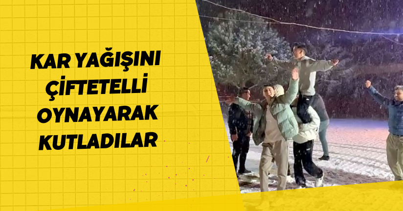 Kar yağışını çiftetelli oynayarak kutladılar