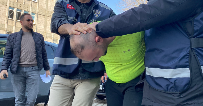 Eski eşinin dedesini, boğazını bıçakla keserek öldürdü