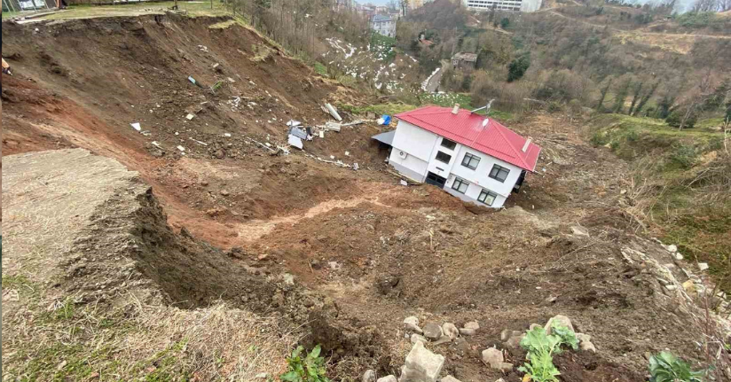 Yapısal bütünlüğü bozulmadan 50 metre sürüklenen evin bulunduğu bölge afet bölgesi kapsamına alındı