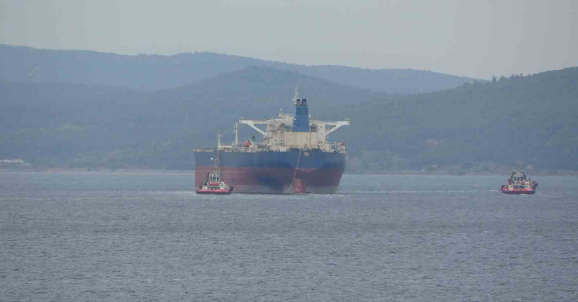 Tersane bakımına götürülen 274 metrelik tanker Çanakkale Boğazı’ndan yedeklenerek geçti