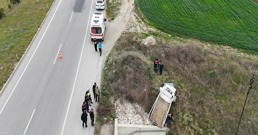 Şarampole uçan kamyonetin ehliyetsiz sürücüsü öldü