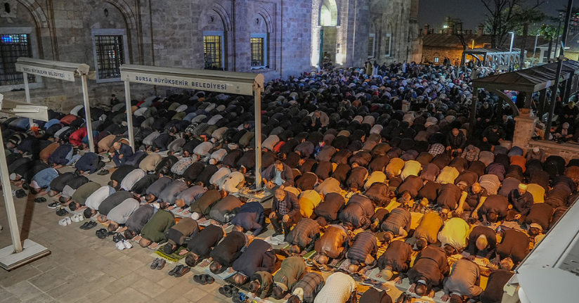 Bursalılar Kadir Gecesi’nde Ulu Cami’ye akın etti