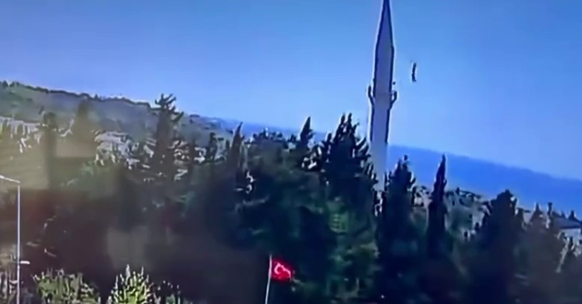  Büyükçekmece’de depremin ardından caminin aleminin düştüğü anlar kamerada