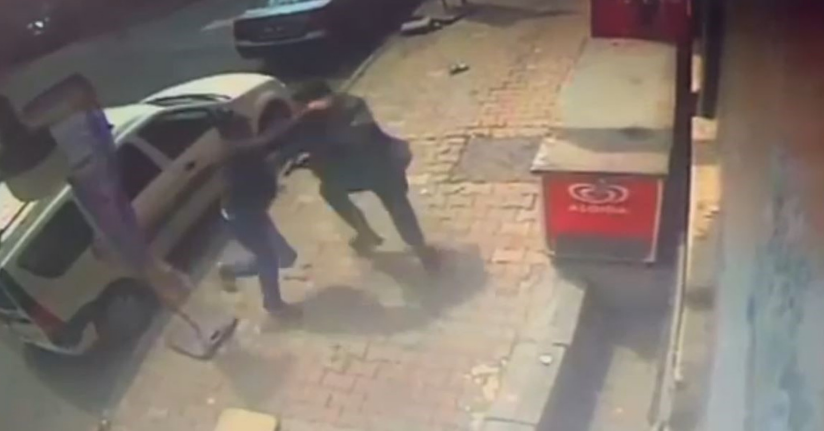 İstanbul’da silahlı kavga kamerada: Yoldan geçen genç hayatını kaybetti, 2 şüpheli tutuklandı