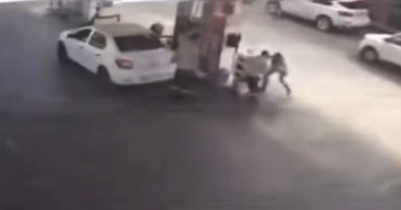 İşten çıkartılma sebebi olarak gördüğü mesai arkadaşını bıçakladı, o anlar kamerada