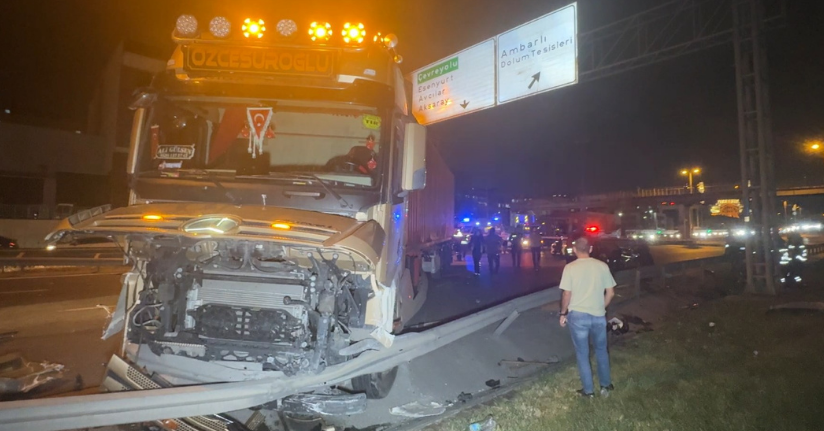 Beylikdüzü'nde karşı yöne geçen TIR, motosiklet ile 2 otomobile çarptı: 1 ölü, 1 yaralı