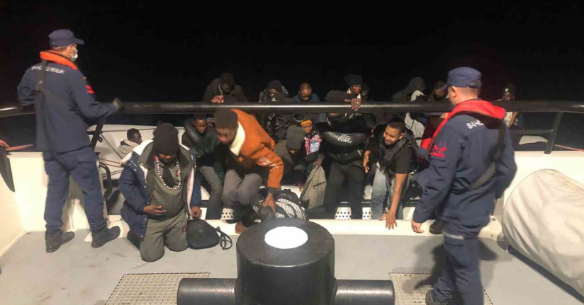 Lastik bot içerisinde 28 göçmen yakalandı