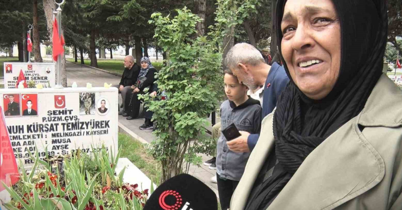 Şehitlikte buruk Anneler Günü